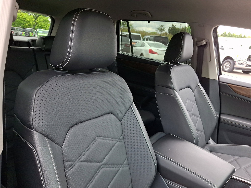 Used 2025 Volkswagen Atlas SE AWD/4WD image 13