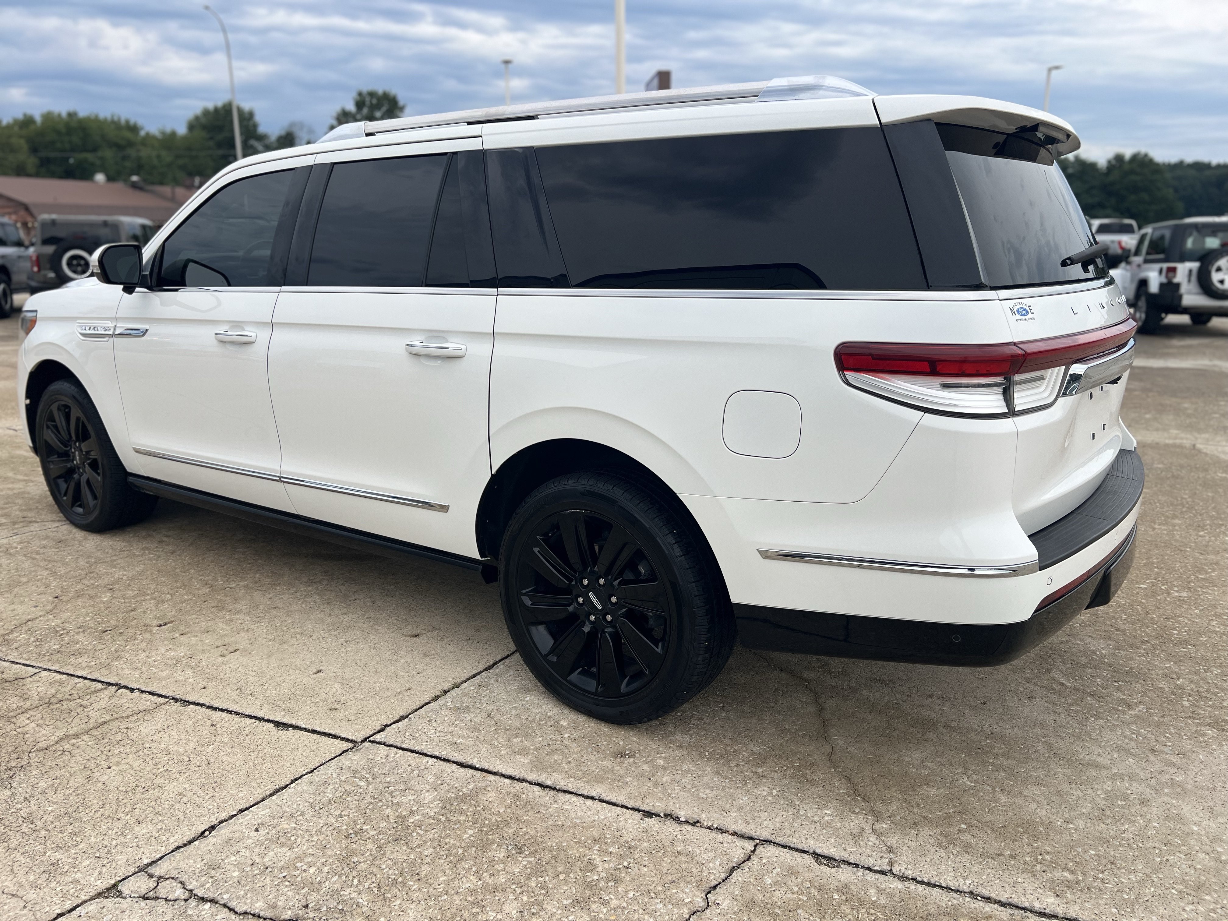 Used 2023 Lincoln Navigator L Reserve AWD/4WD image 7