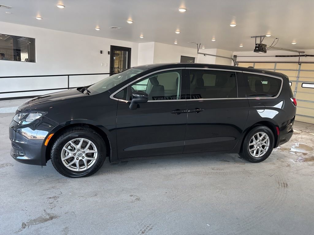 Used 2023 Chrysler Voyager LX image 15
