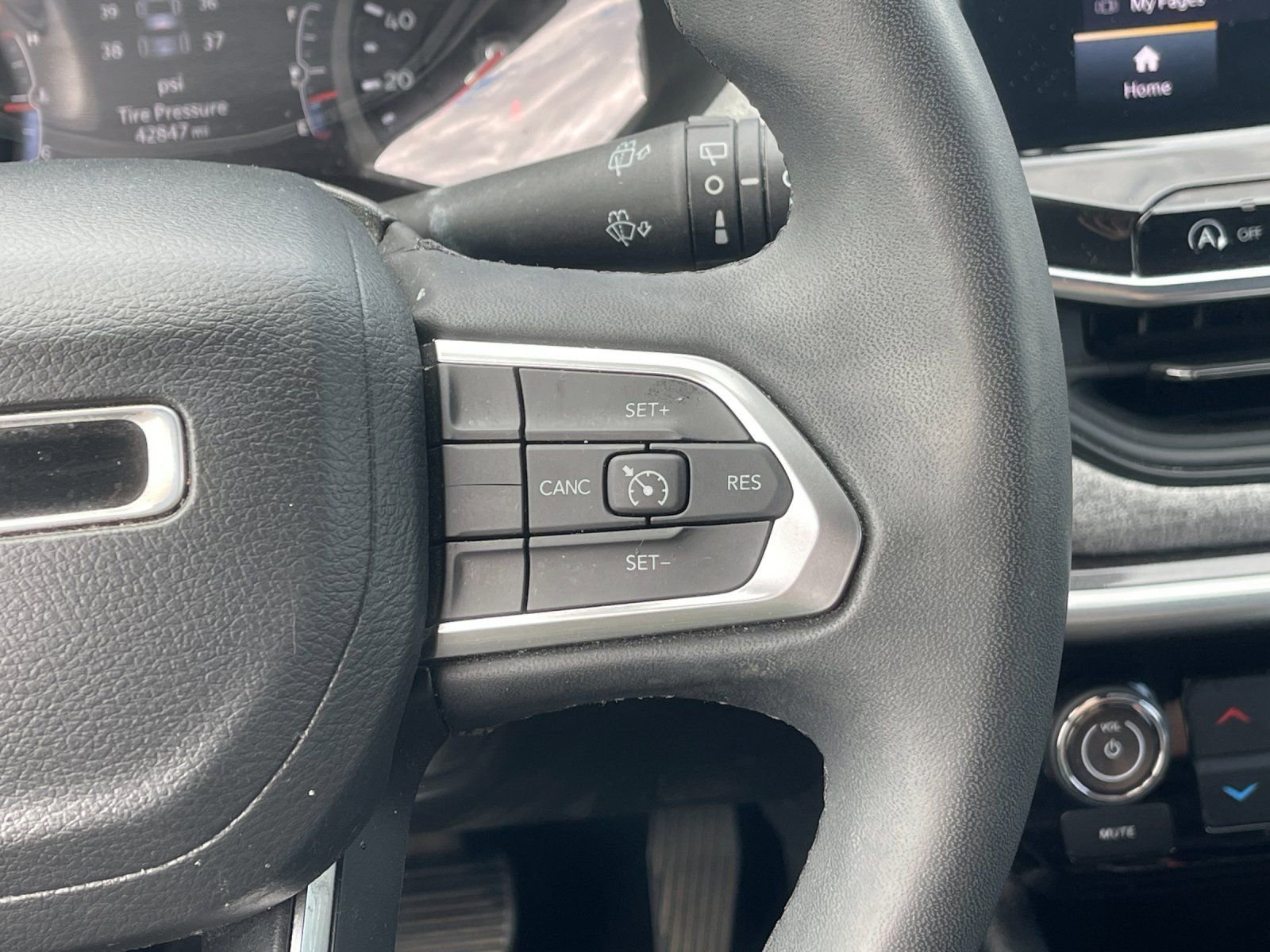 Used 2023 Jeep Compass Latitude image 27