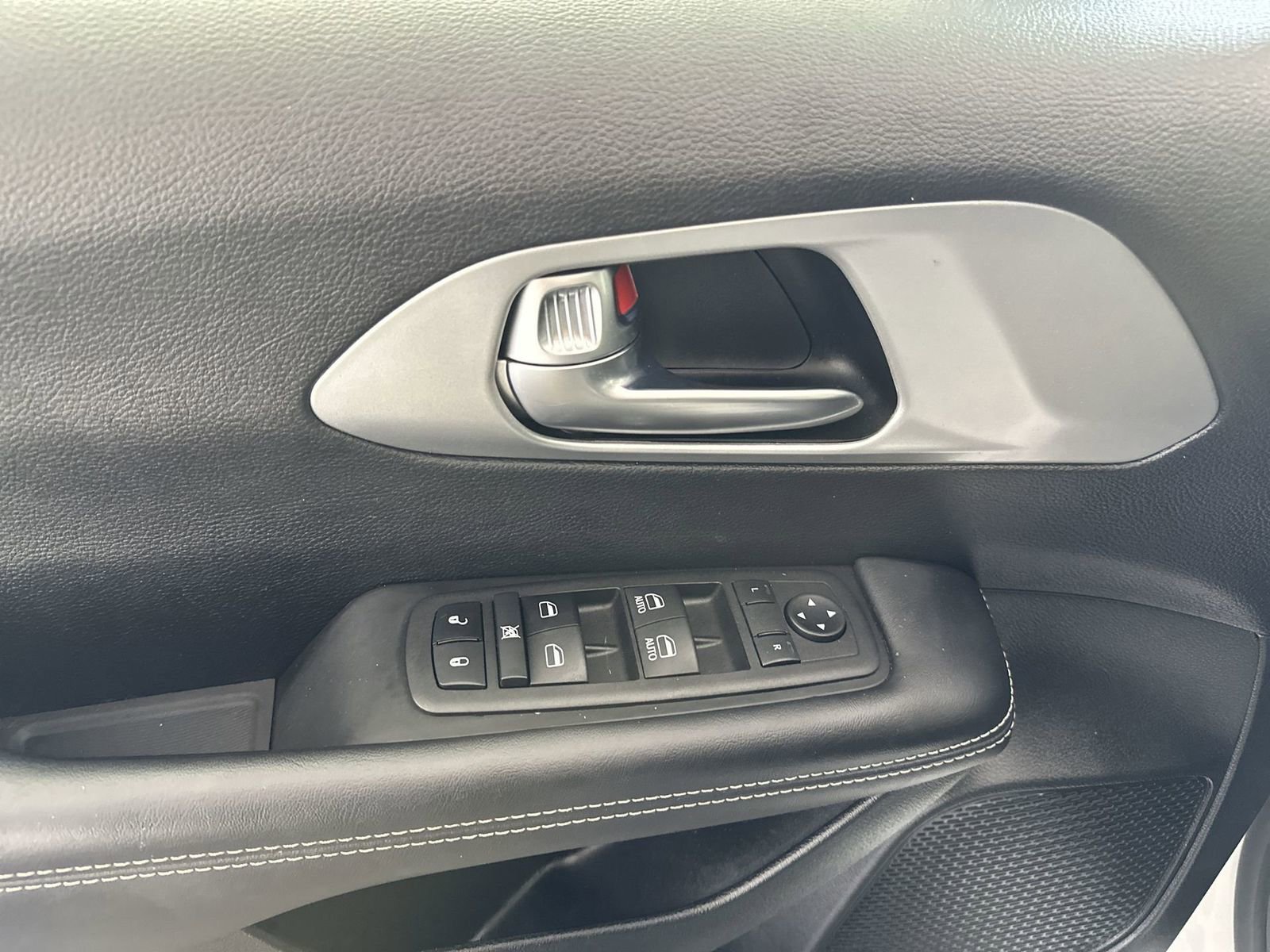 Used 2023 Chrysler Pacifica Touring image 13