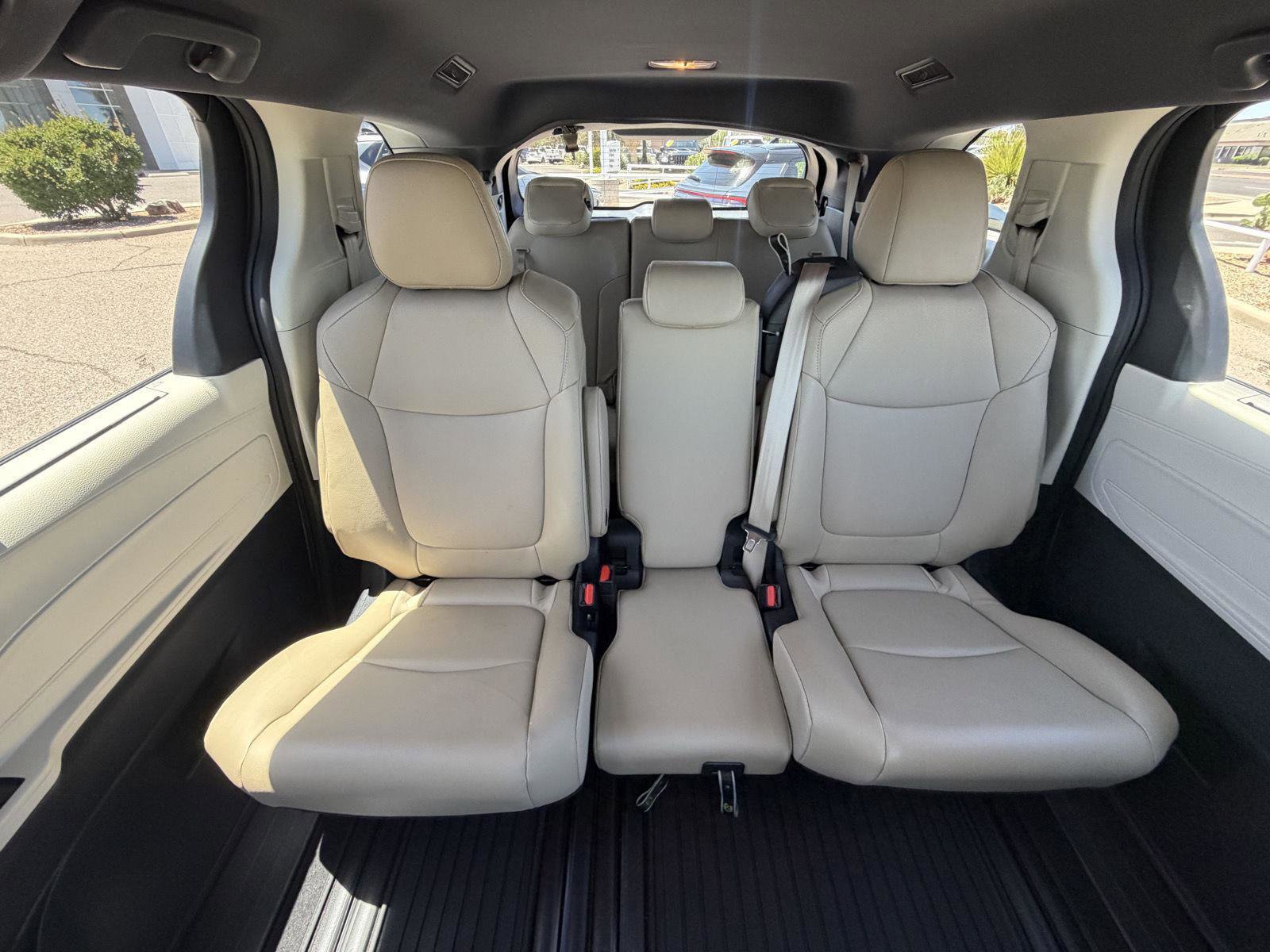 Used 2021 Toyota Sienna XLE FWD image 32