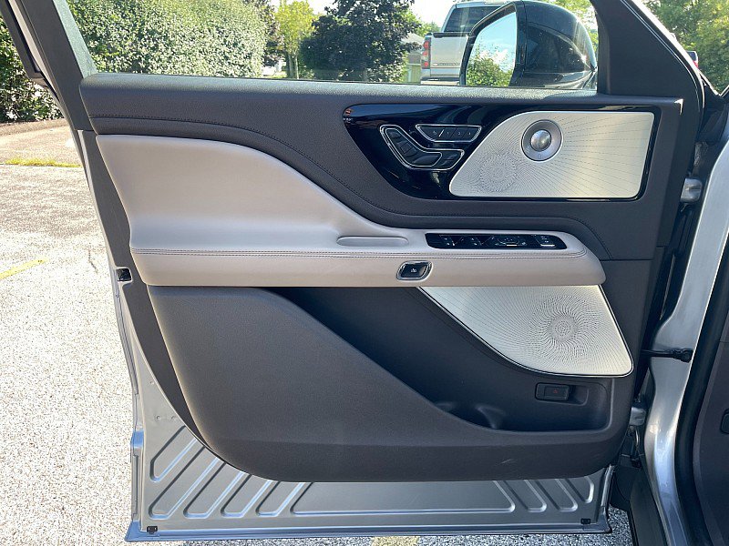 Used 2020 Lincoln Aviator Reserve w/ Equipment Group 202A image 11