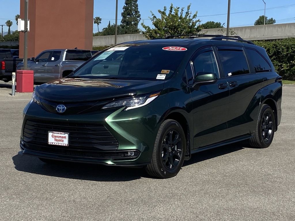 Certified 2025 Toyota Sienna XLE Woodland Edition image 40