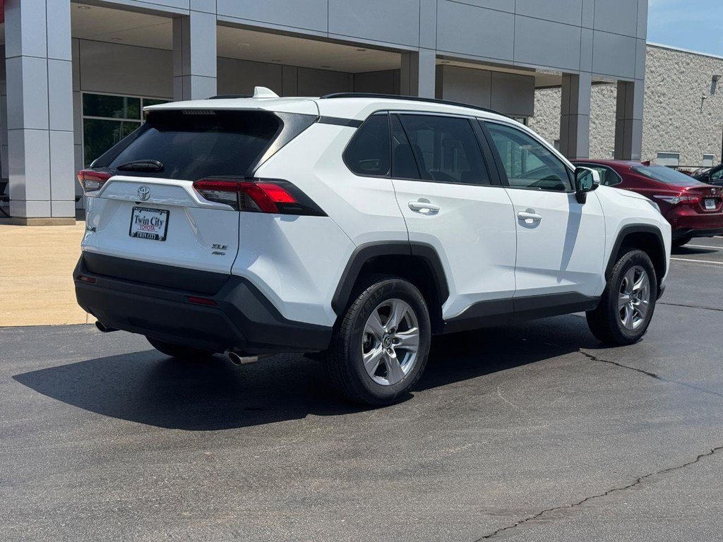 Used 2025 Toyota RAV4 XLE AWD/4WD image 3