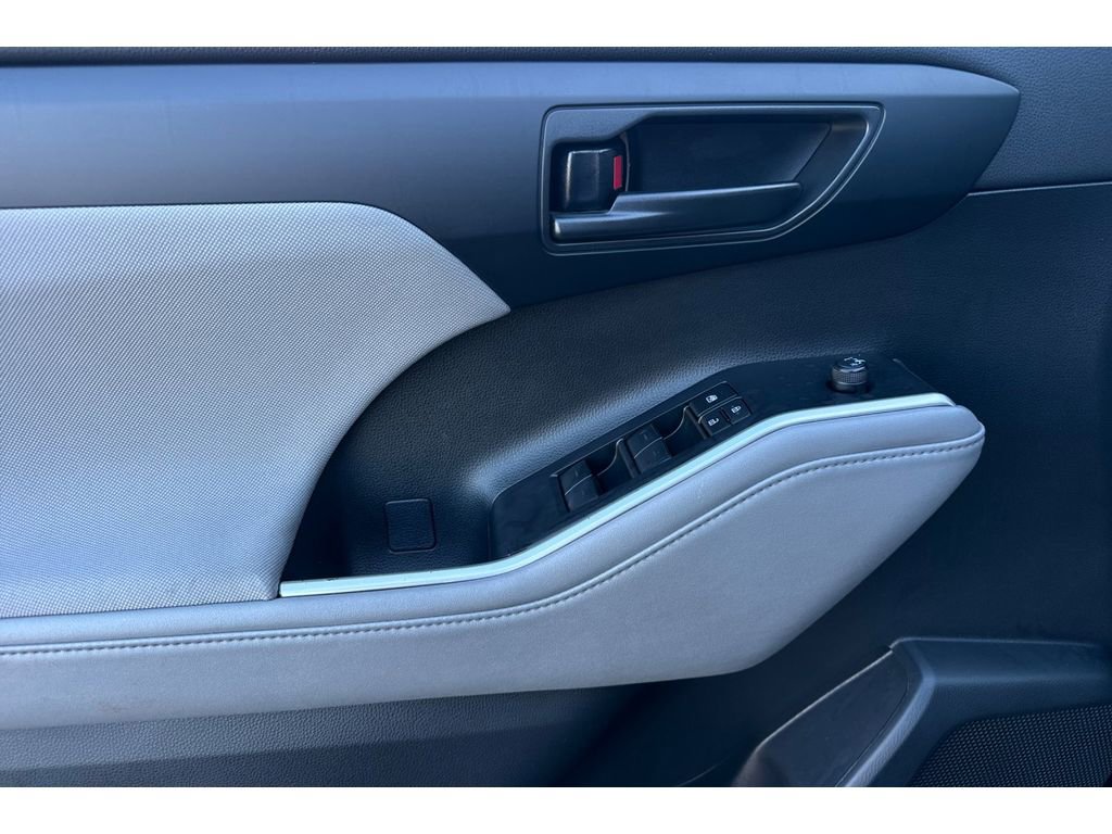Certified 2023 Toyota Highlander LE image 11