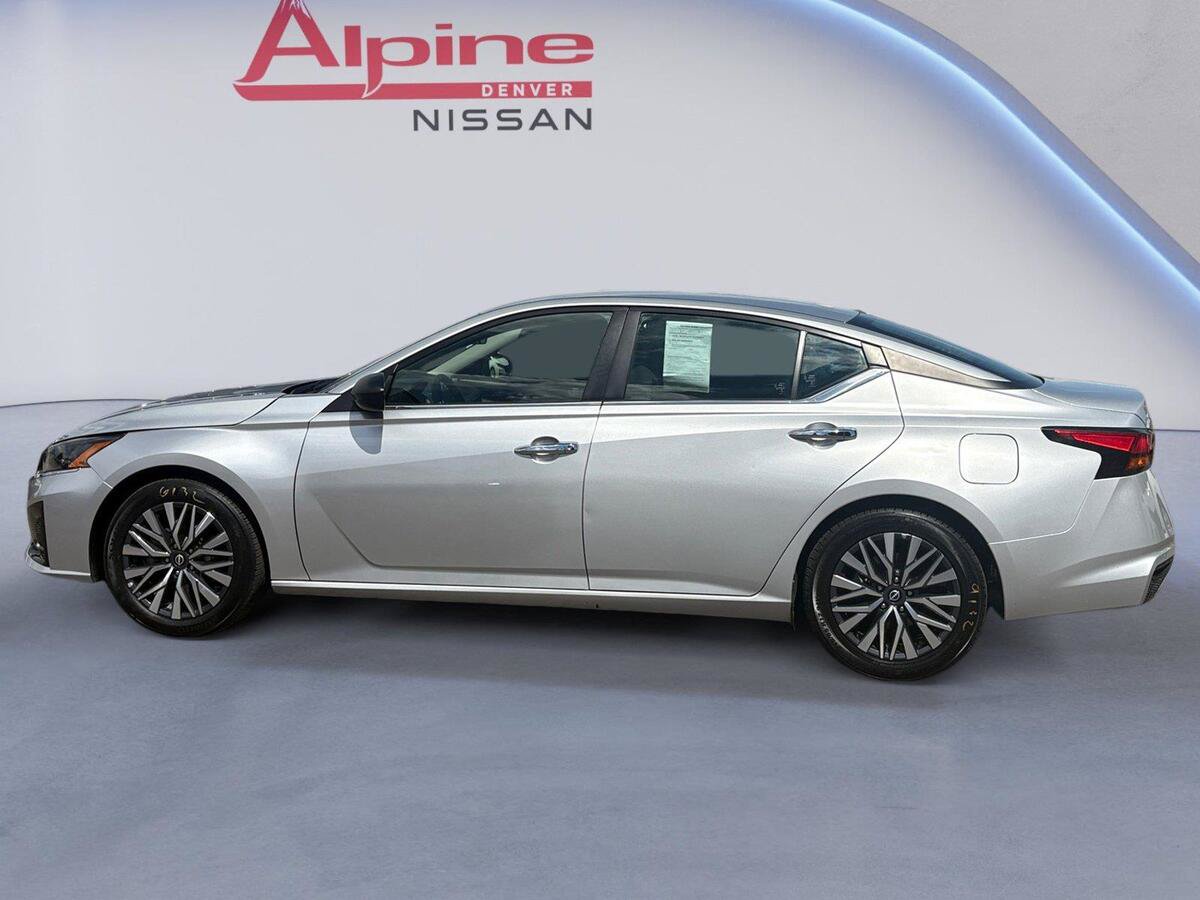 Used 2024 Nissan Altima 2.5 SV FWD image 2