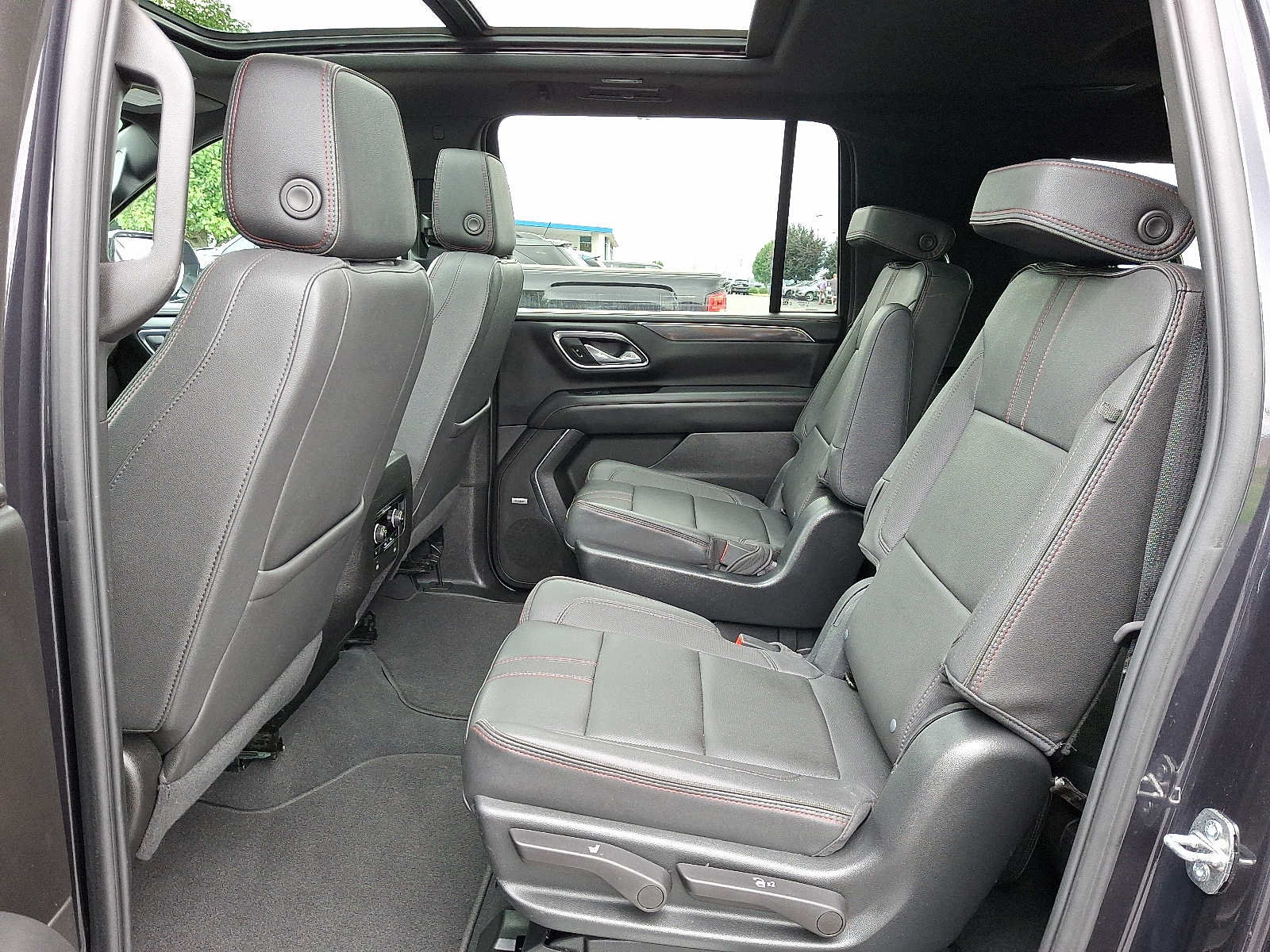 Used 2023 Chevrolet Suburban RST w/ Luxury Package AWD/4WD image 10