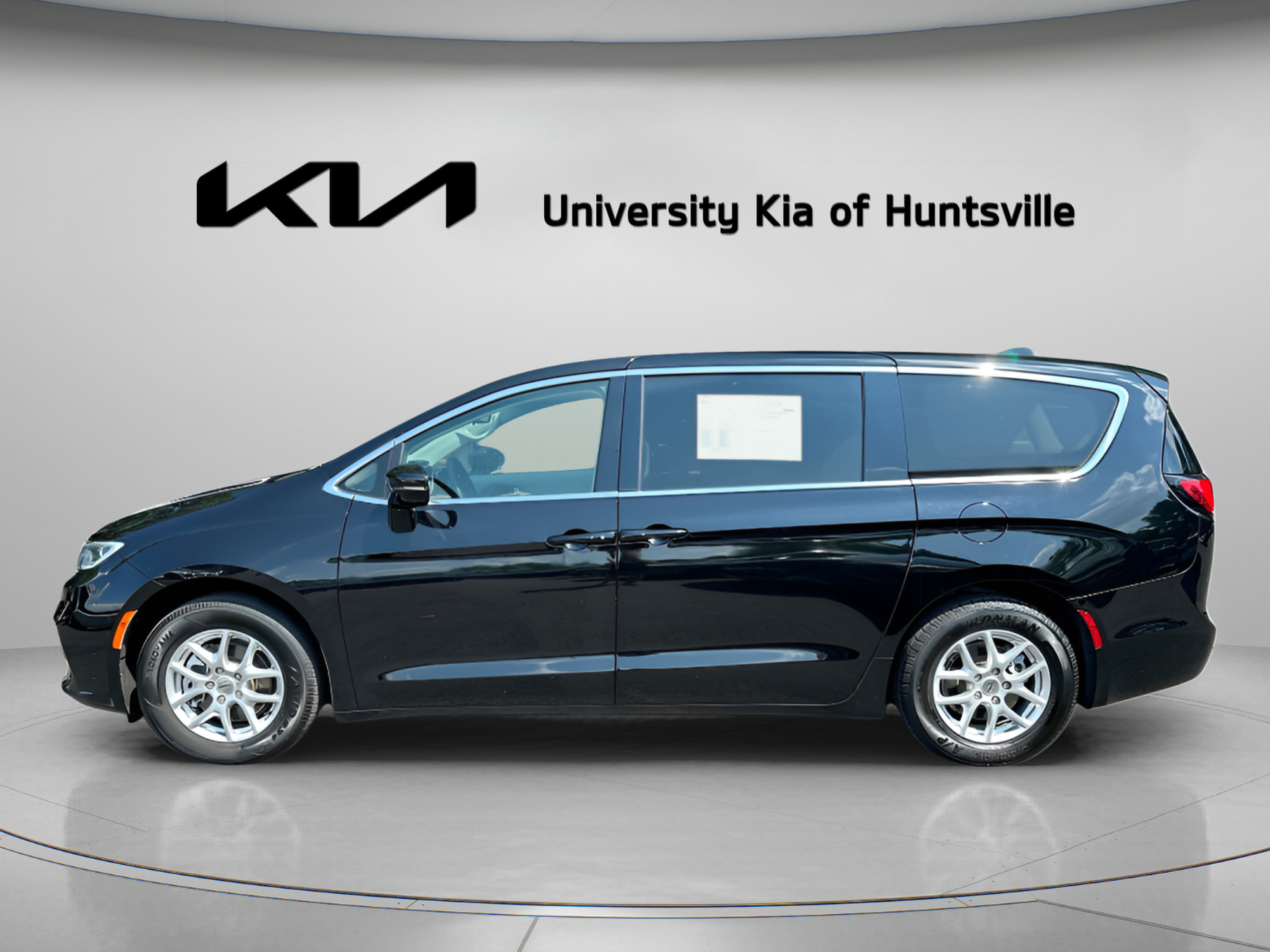 Used 2024 Chrysler Pacifica Touring-L FWD image 5