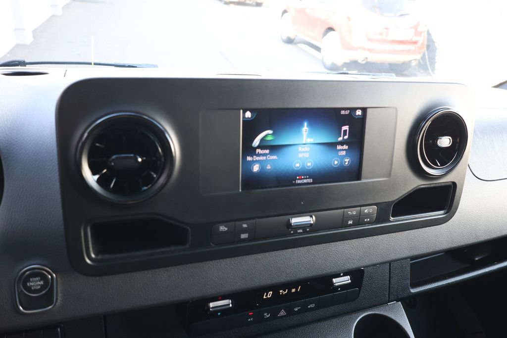 Used 2024 Mercedes-Benz Sprinter 2500 image 27