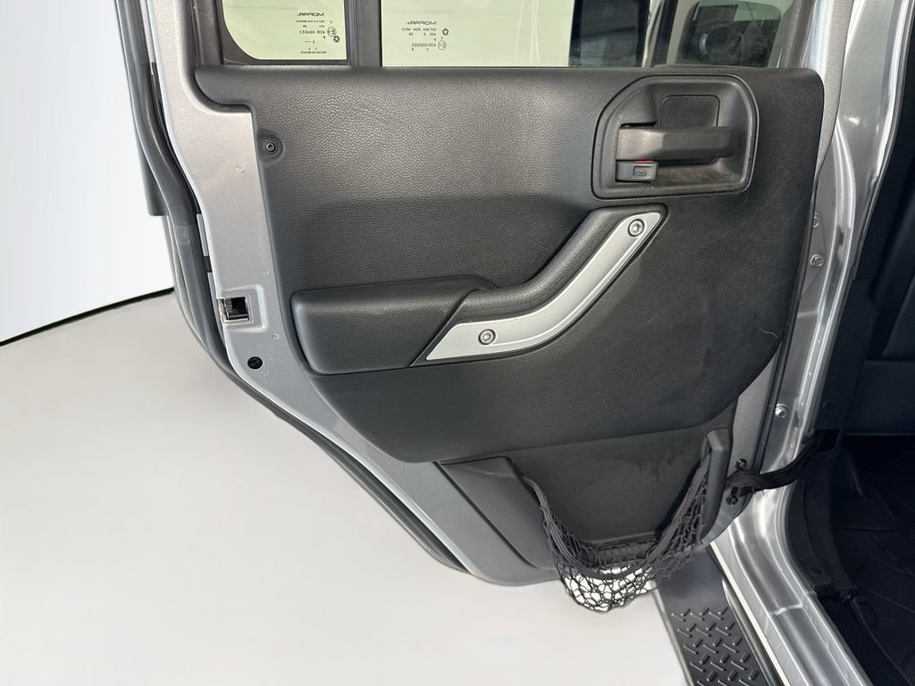 Used 2017 Jeep Wrangler Unlimited Sahara w/ Connectivity Group AWD/4WD image 25