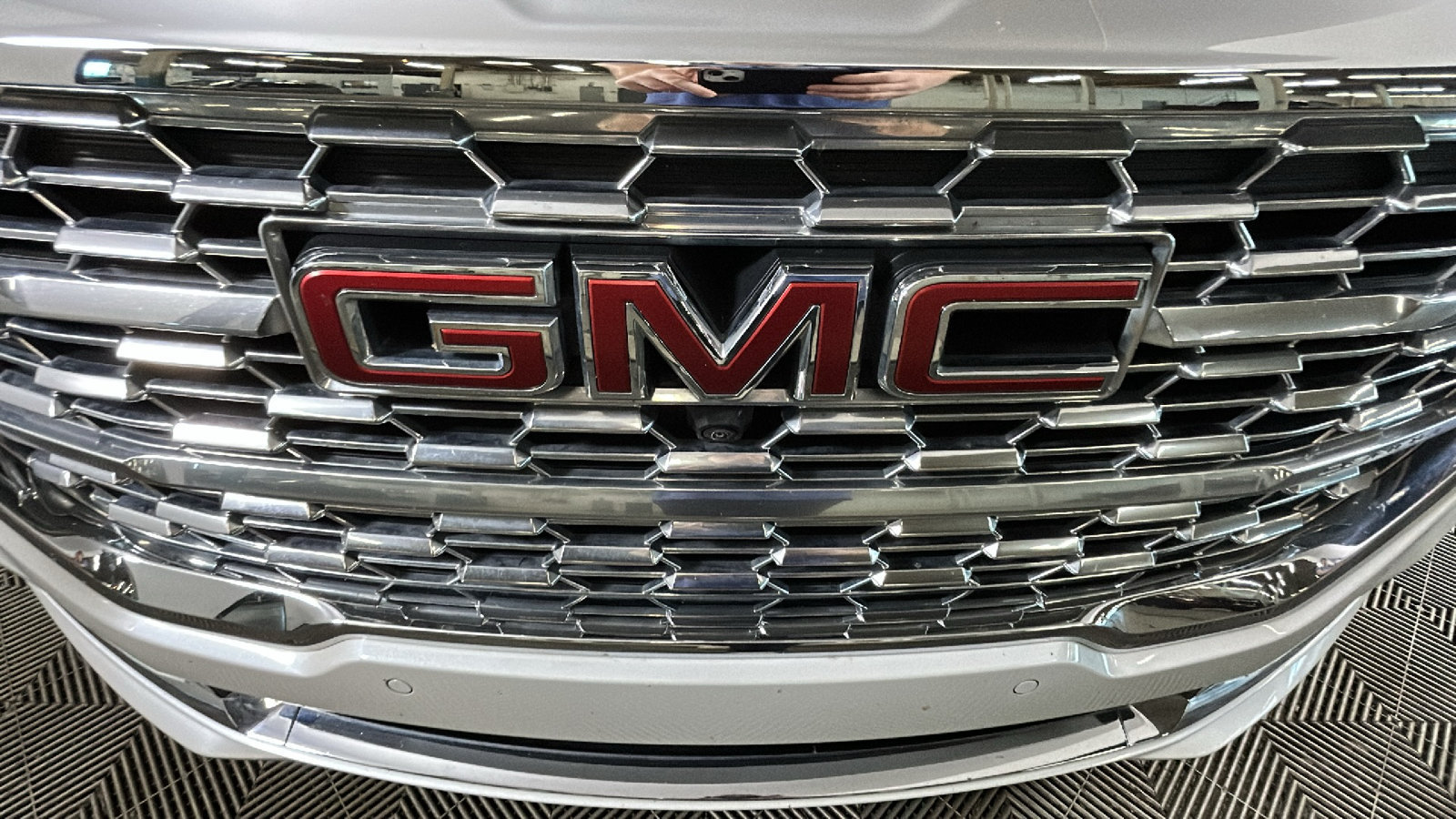 Used 2023 GMC Terrain Denali w/ Denali Premium Package AWD/4WD image 10