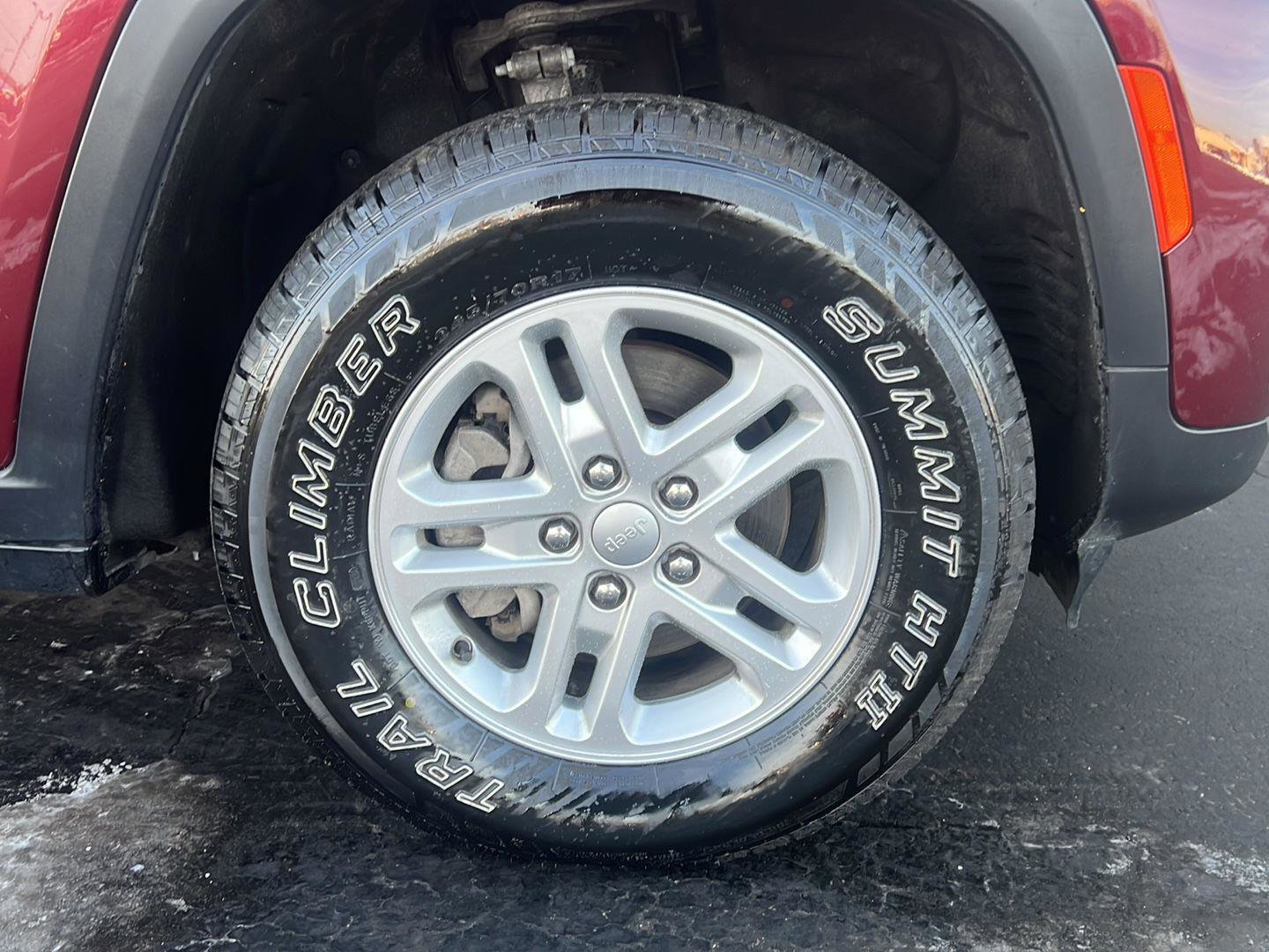 Used 2023 Jeep Grand Cherokee Laredo image 24