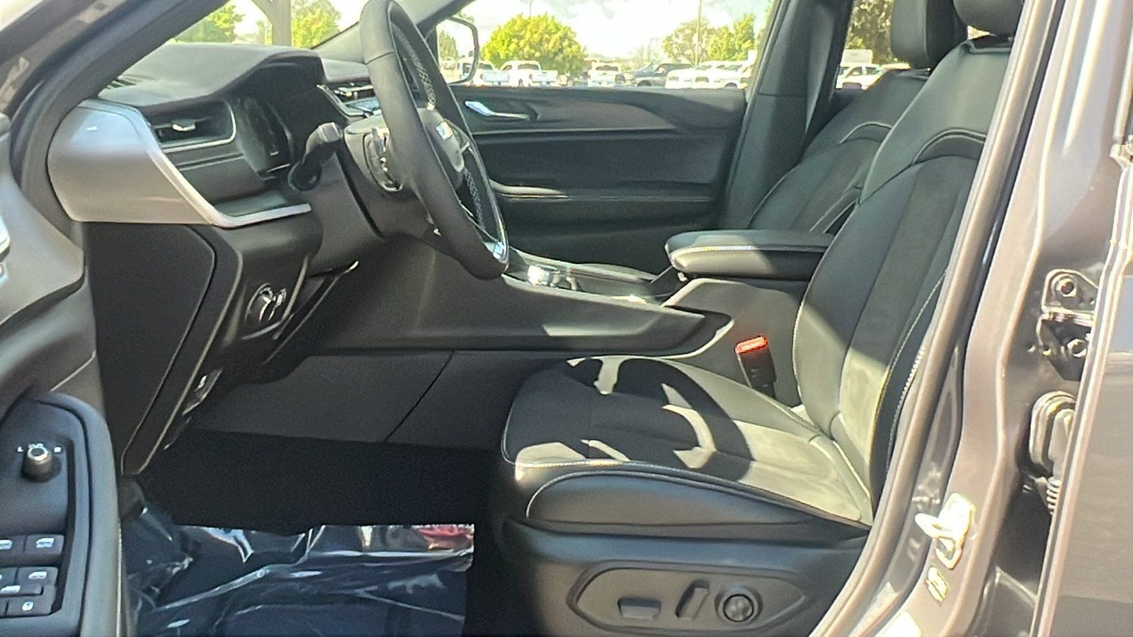 New 2025 Jeep Grand Cherokee Altitude image 15