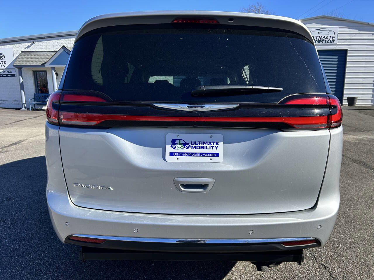 Used 2024 Chrysler Pacifica Touring-L image 8