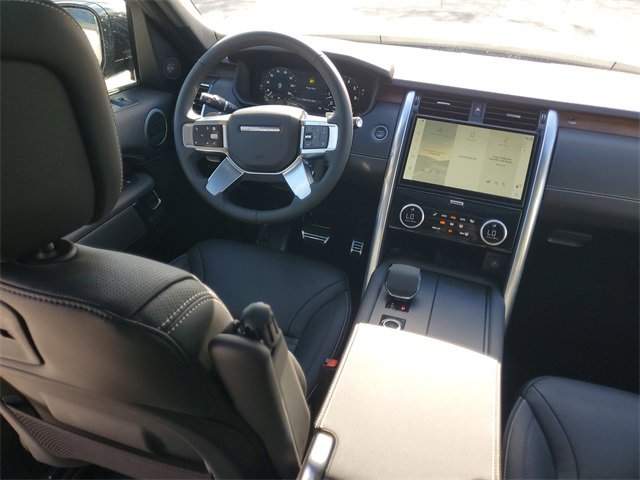 Used 2024 Land Rover Discovery Dynamic SE image 16