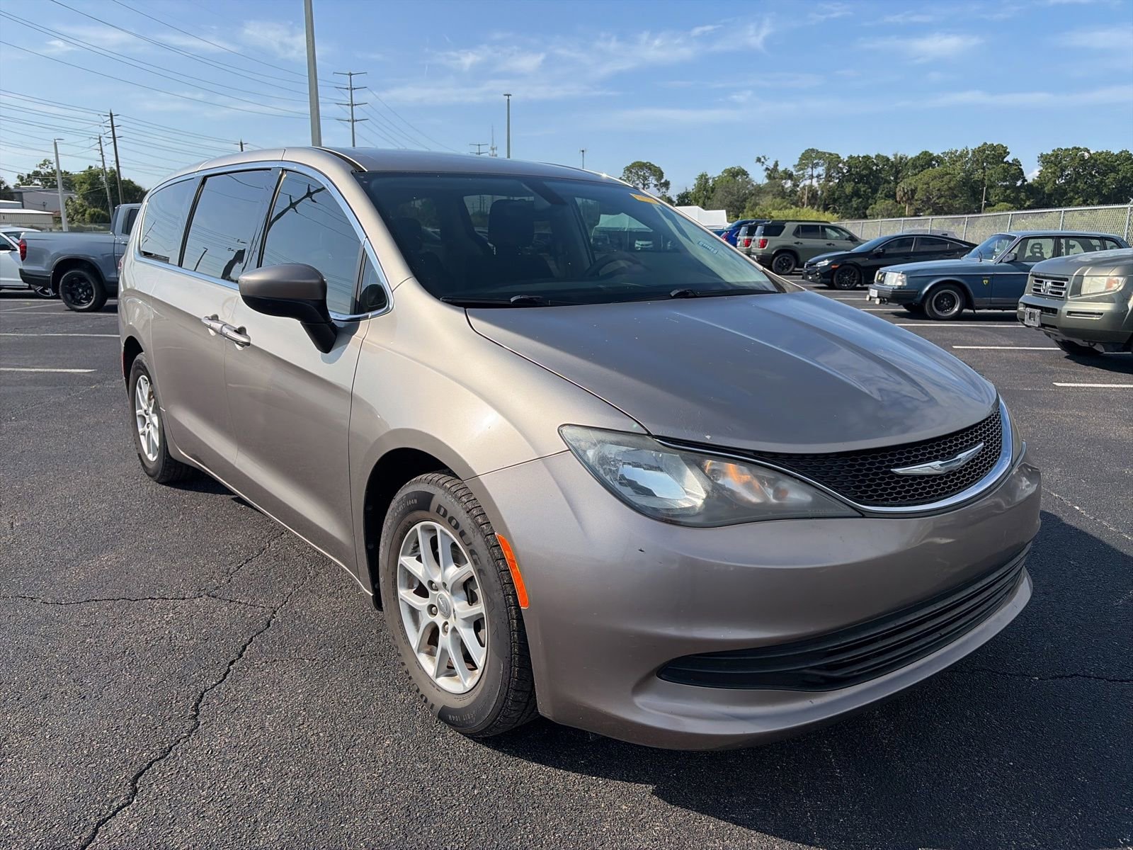 Used 2017 Chrysler Pacifica Touring FWD image 1