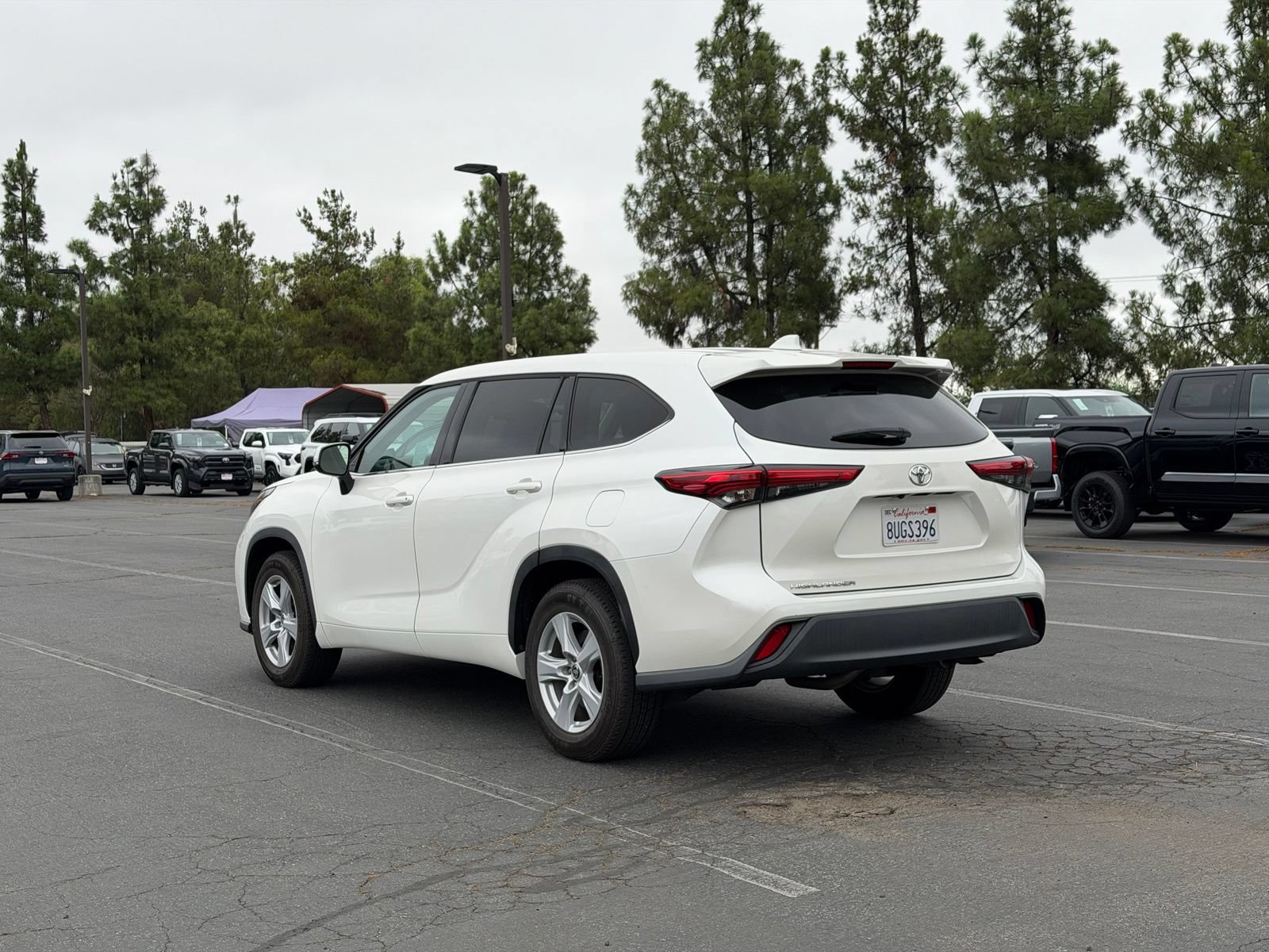 Used 2021 Toyota Highlander L FWD image 3