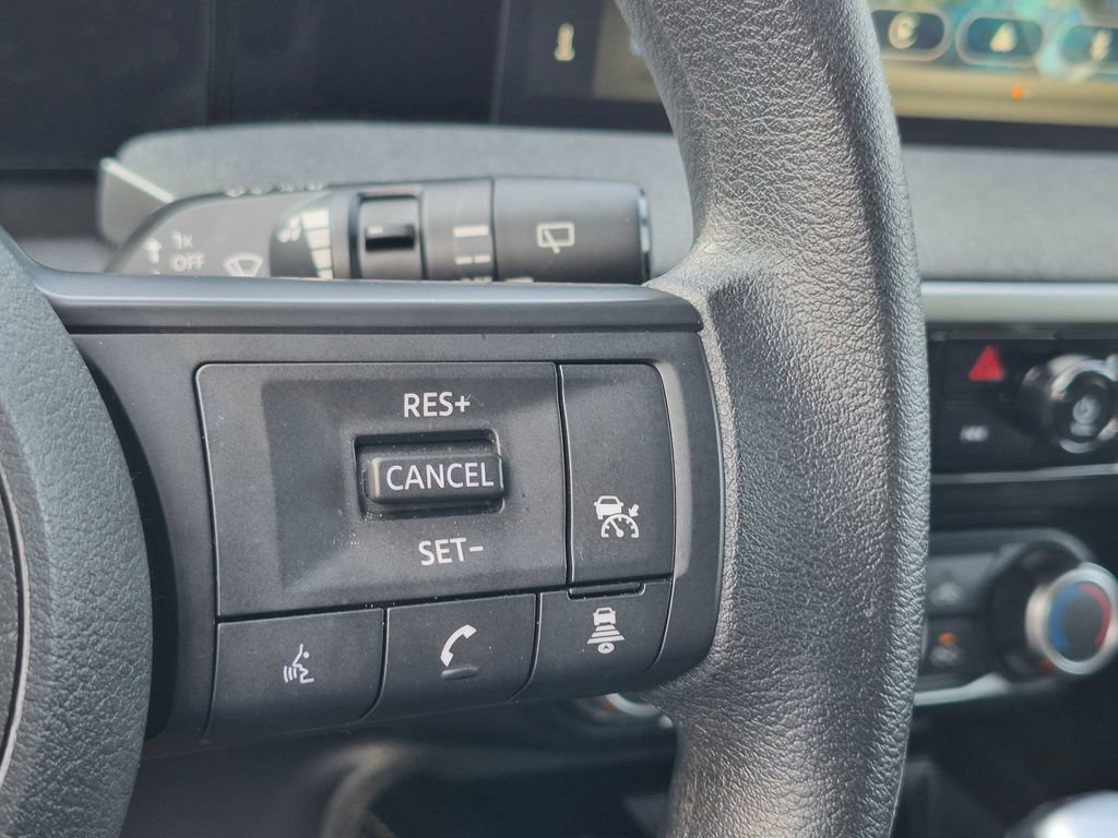 Used 2025 Nissan Kicks SV AWD/4WD image 15