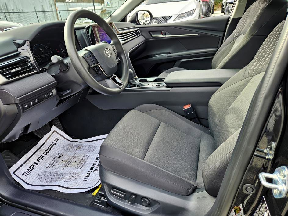 Used 2025 Toyota Camry LE image 7