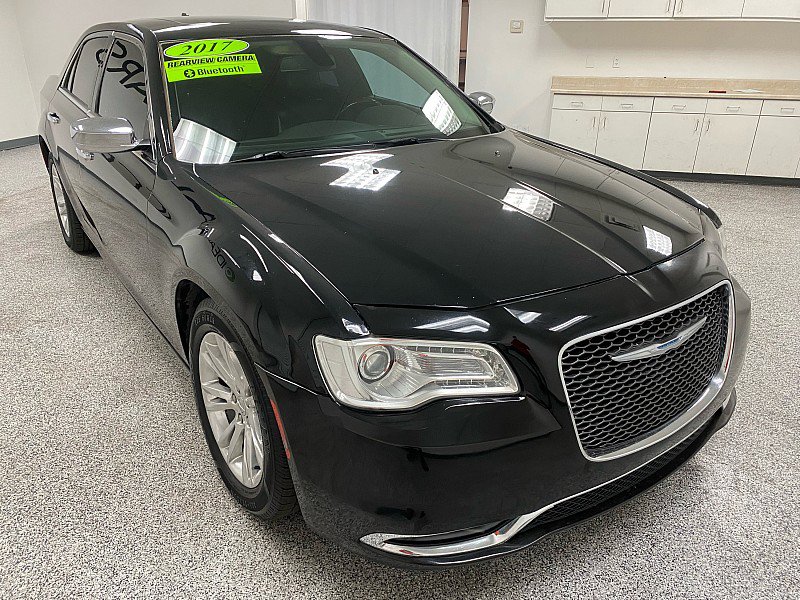 Used 2017 Chrysler 300 C image 3