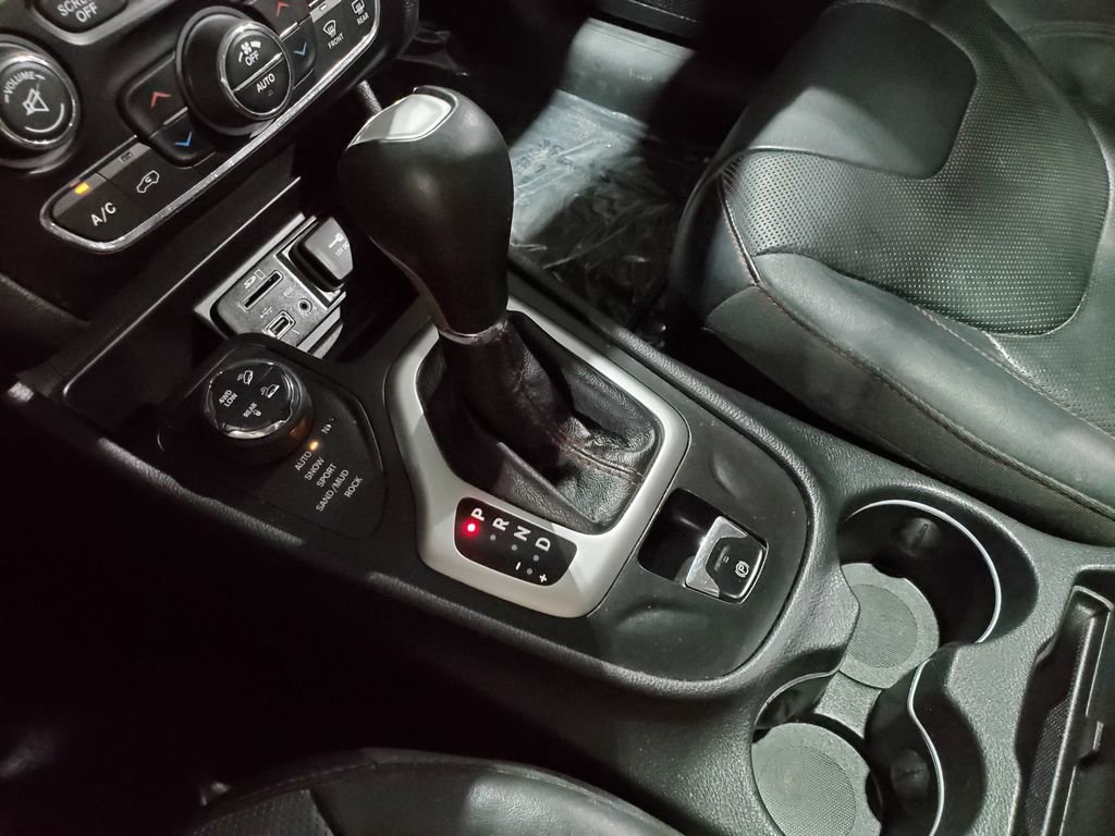 Used 2015 Jeep Cherokee Trailhawk w/ Comfort/Convenience Group image 36