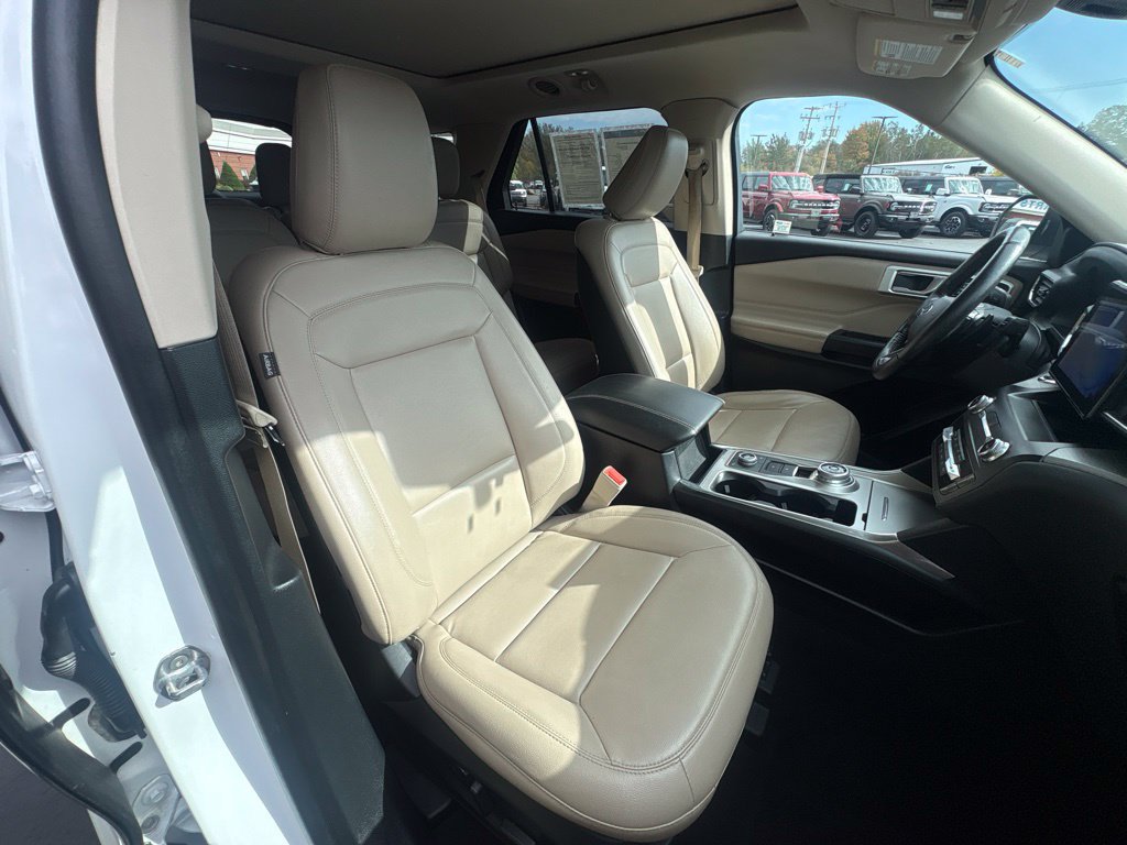 Used 2020 Ford Explorer XLT w/ Equipment Group 202A AWD/4WD image 32