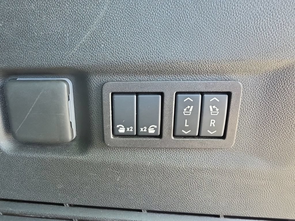 Used 2025 GMC Yukon XL Denali AWD/4WD image 11