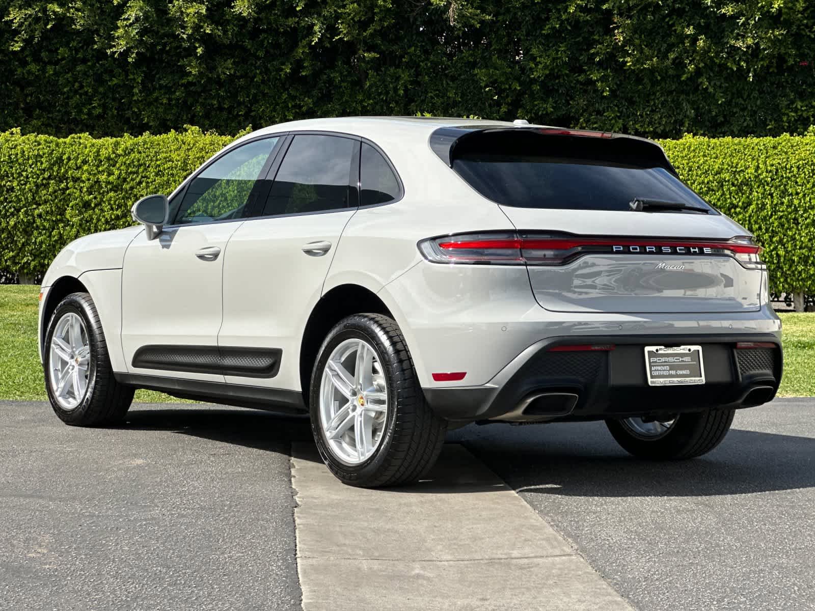 Certified 2025 Porsche Macan AWD/4WD image 3