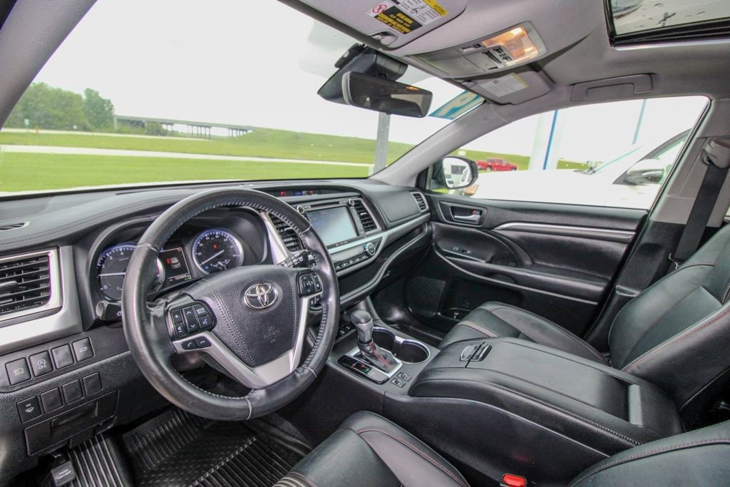 Used 2019 Toyota Highlander SE w/ Nightshade Edition AWD/4WD image 19