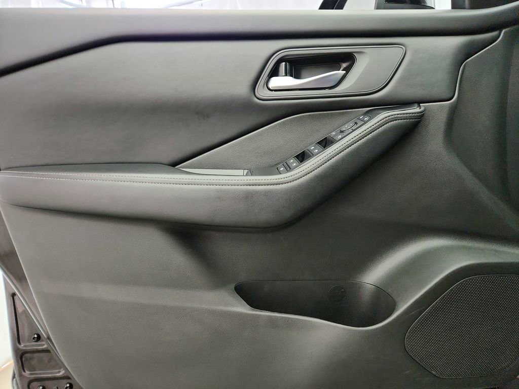 Used 2025 Nissan Rogue SV image 22