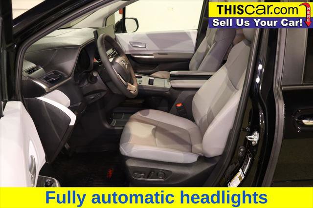Used 2025 Toyota Sienna XLE image 21
