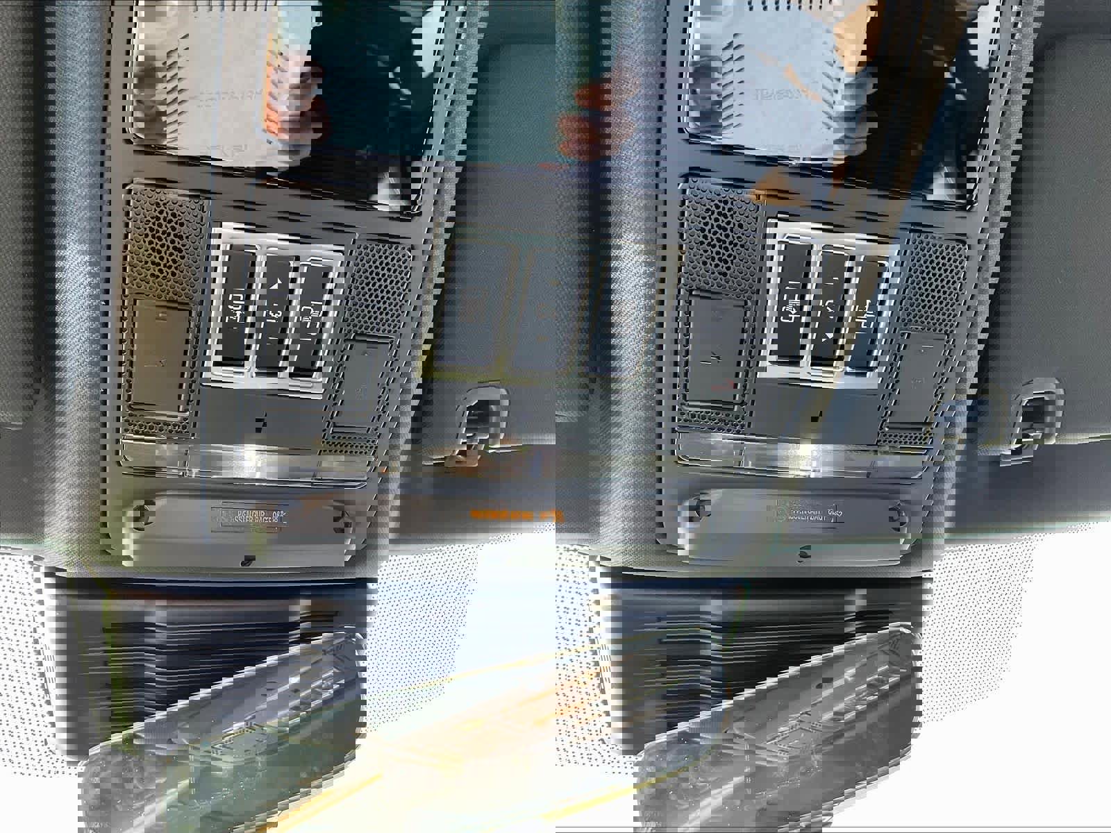 New 2025 Land Rover Discovery Metropolitan Edition image 23