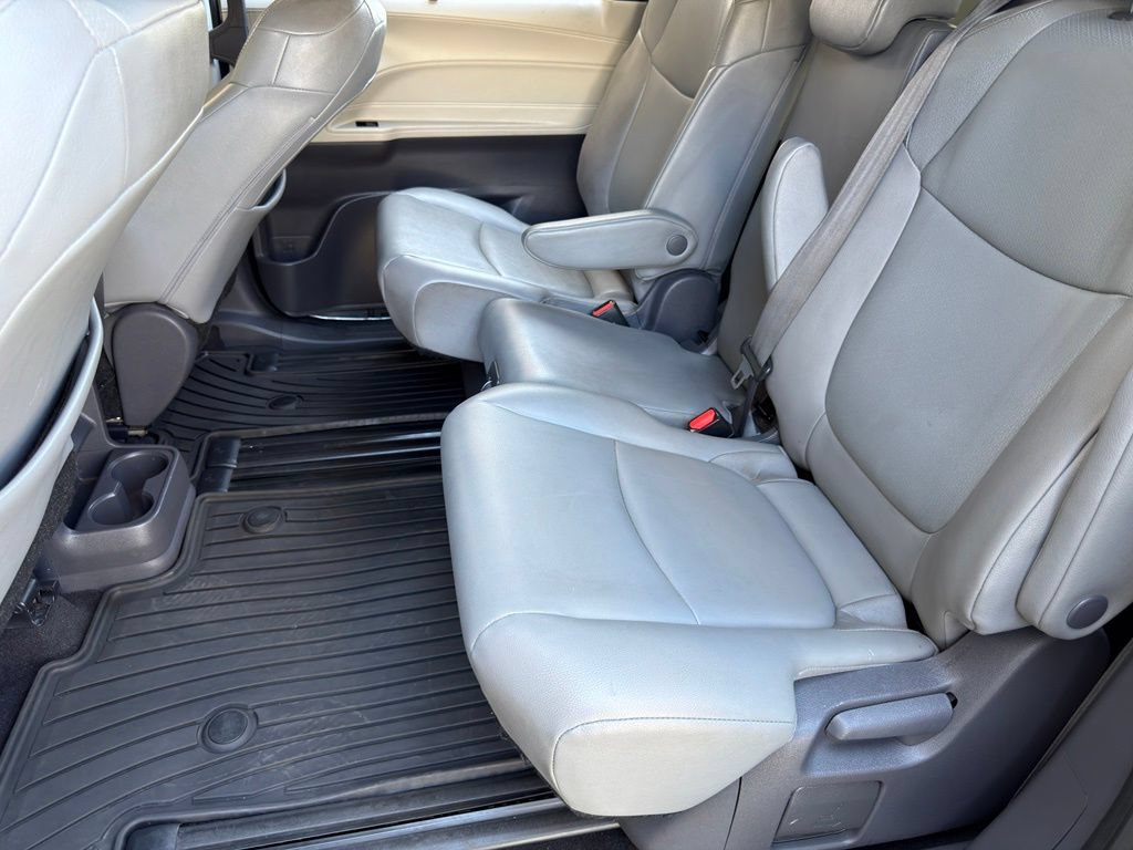 Used 2021 Toyota Sienna XLE FWD image 18