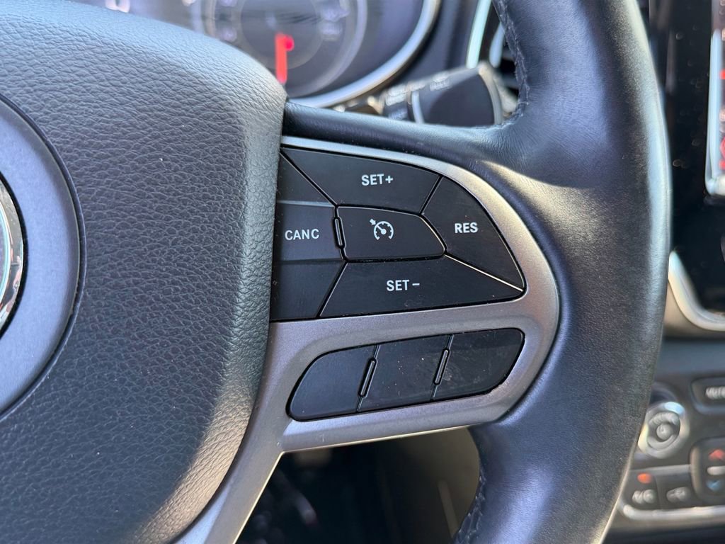 Used 2019 Jeep Cherokee Limited image 24