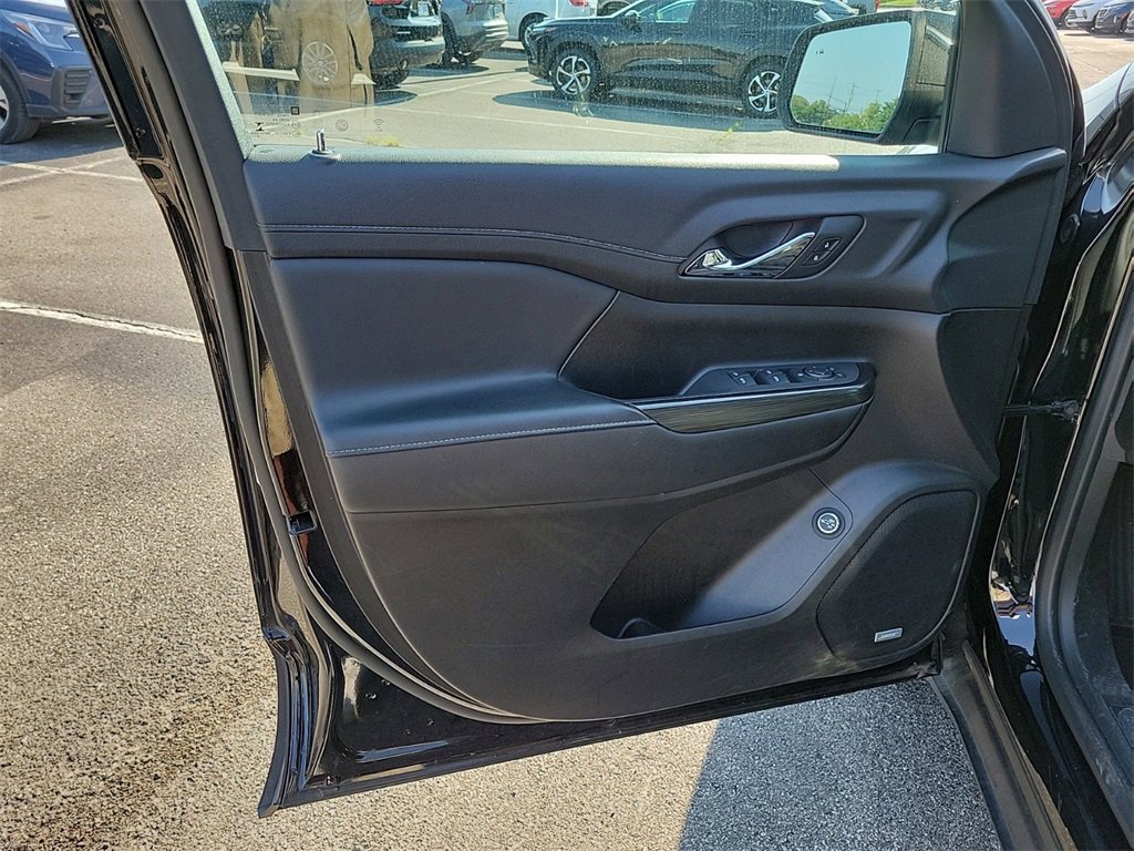 Used 2023 GMC Acadia SLT image 19