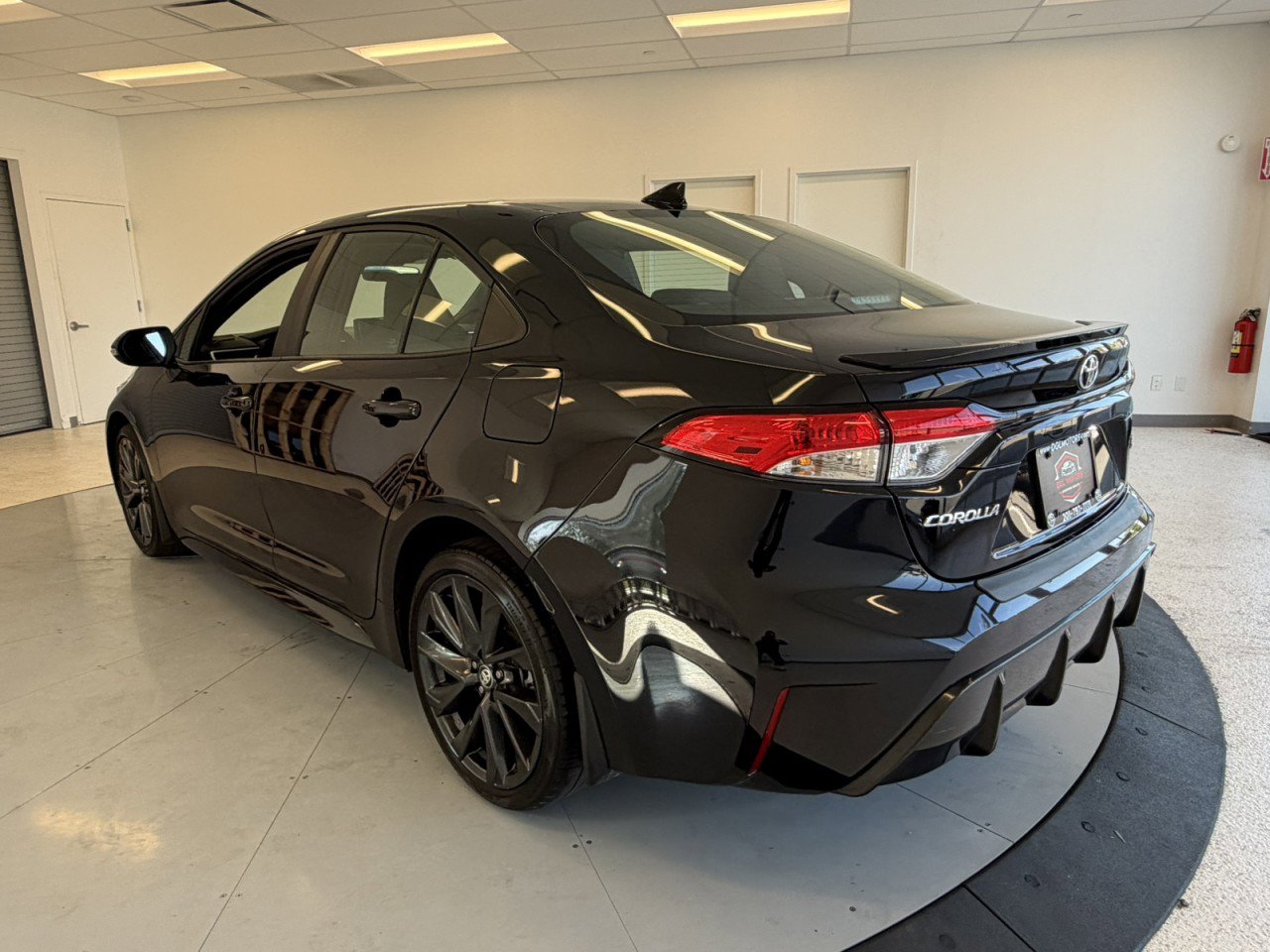 Used 2023 Toyota Corolla SE w/ Carpet Mat Package (TMS) FWD image 5