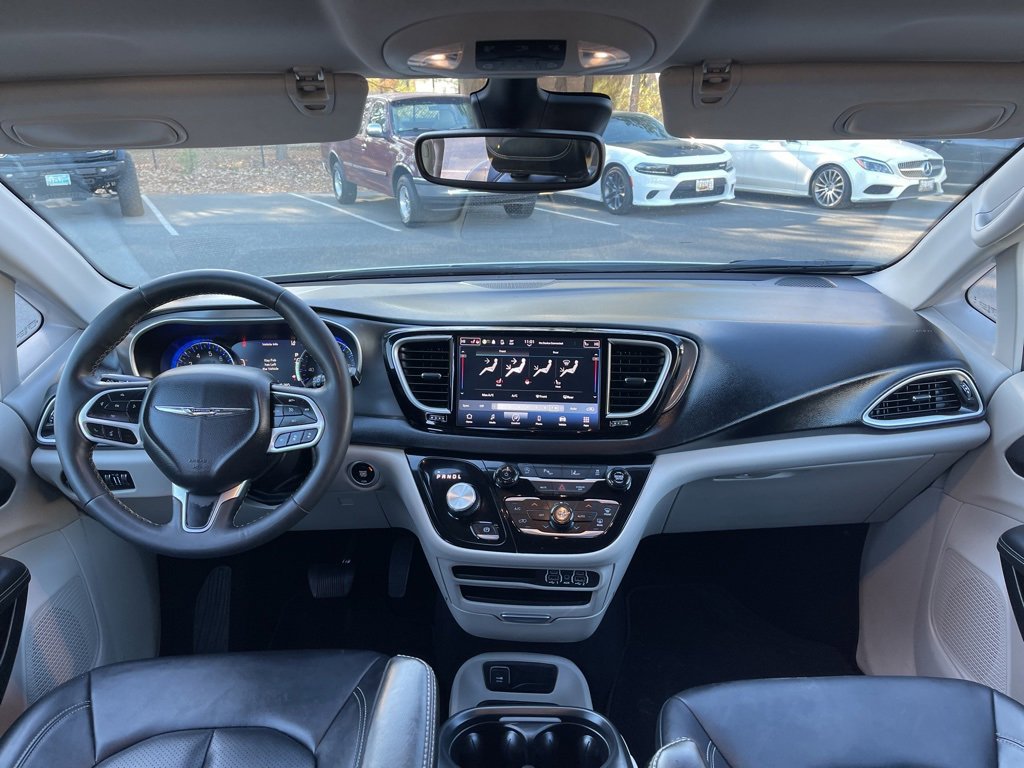 Used 2024 Chrysler Pacifica Touring-L image 8