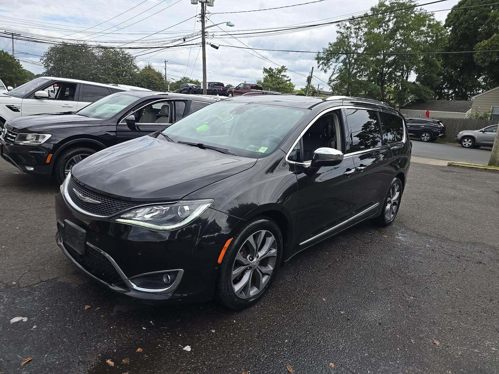 Used 2018 Chrysler Pacifica Limited w/ Tire & Wheel Group FWD image 2