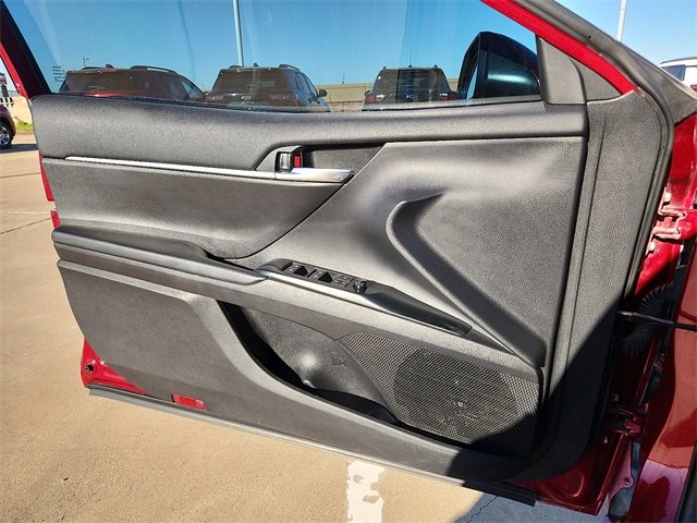 Used 2020 Toyota Camry LE image 12