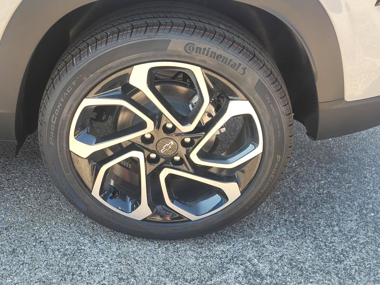 New 2026 Chevrolet Trax RS w/ Sunroof Package FWD image 4