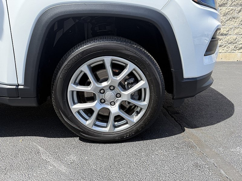 Used 2023 Jeep Compass Latitude w/ Sun and Sound Group AWD/4WD image 8