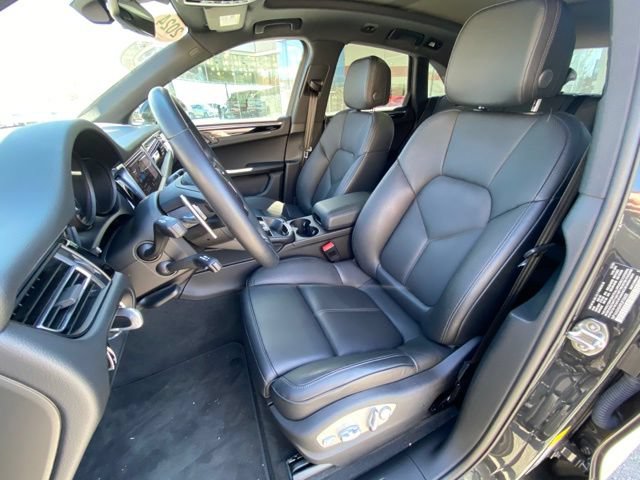Certified 2024 Porsche Macan AWD/4WD image 5