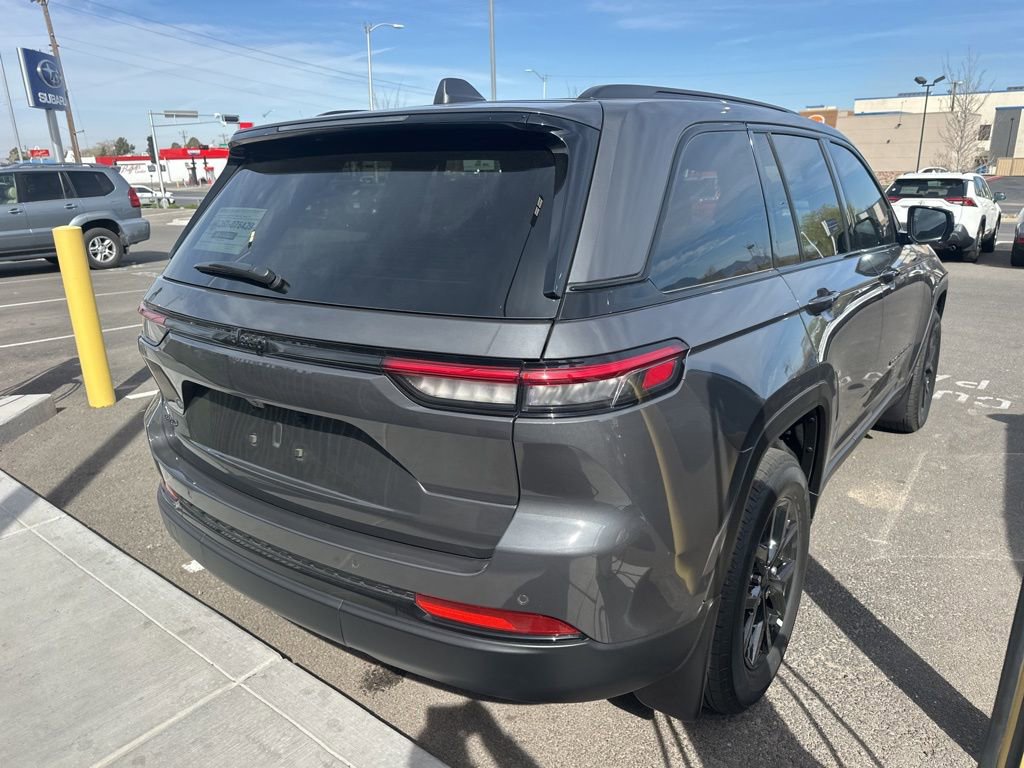 Used 2025 Jeep Grand Cherokee Altitude image 7