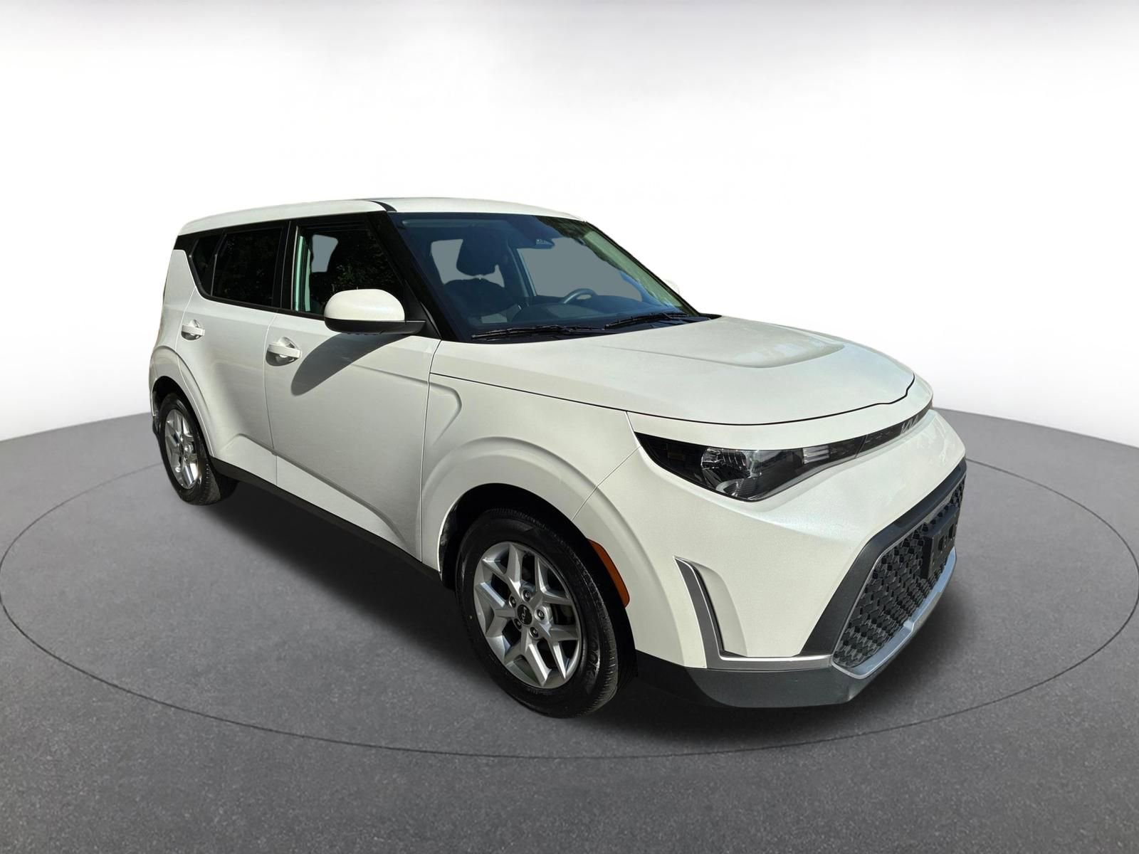 Used 2025 Kia Soul LX w/ LX Technology Package FWD image 3
