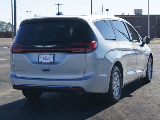 Used 2023 Chrysler Pacifica Touring-L image 18