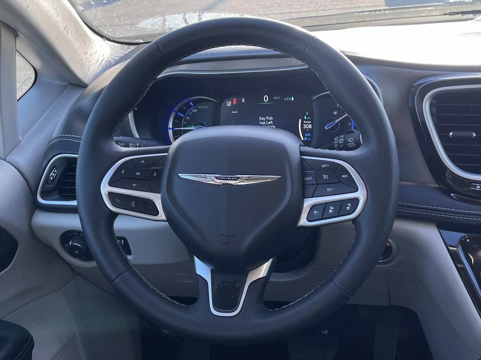 Used 2024 Chrysler Pacifica Limited FWD image 9