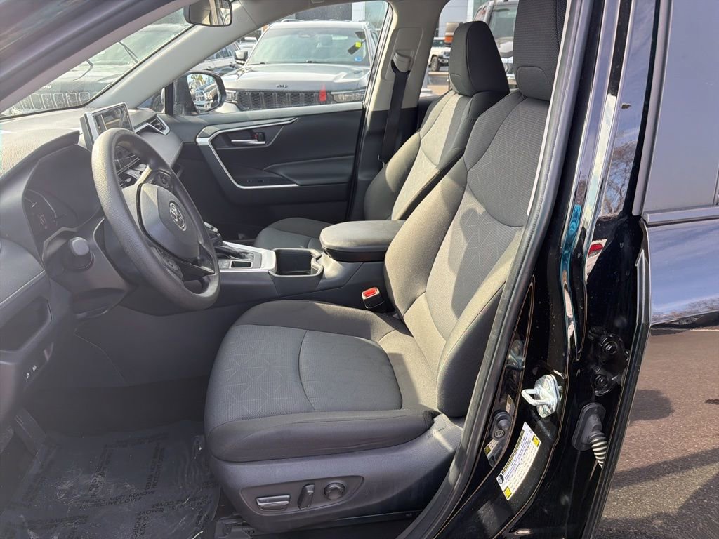 Used 2025 Toyota RAV4 XLE image 13