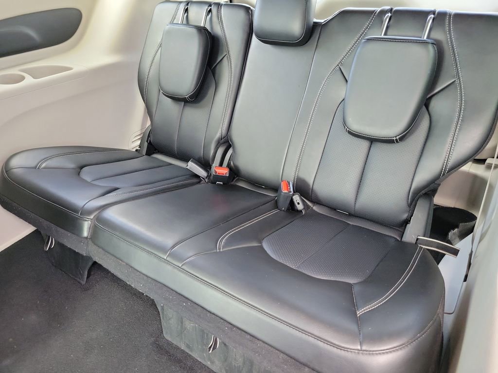 Used 2024 Chrysler Pacifica Touring-L FWD image 9