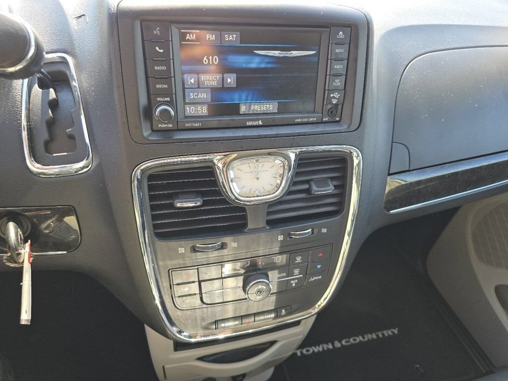 Used 2016 Chrysler Town & Country Touring FWD image 32